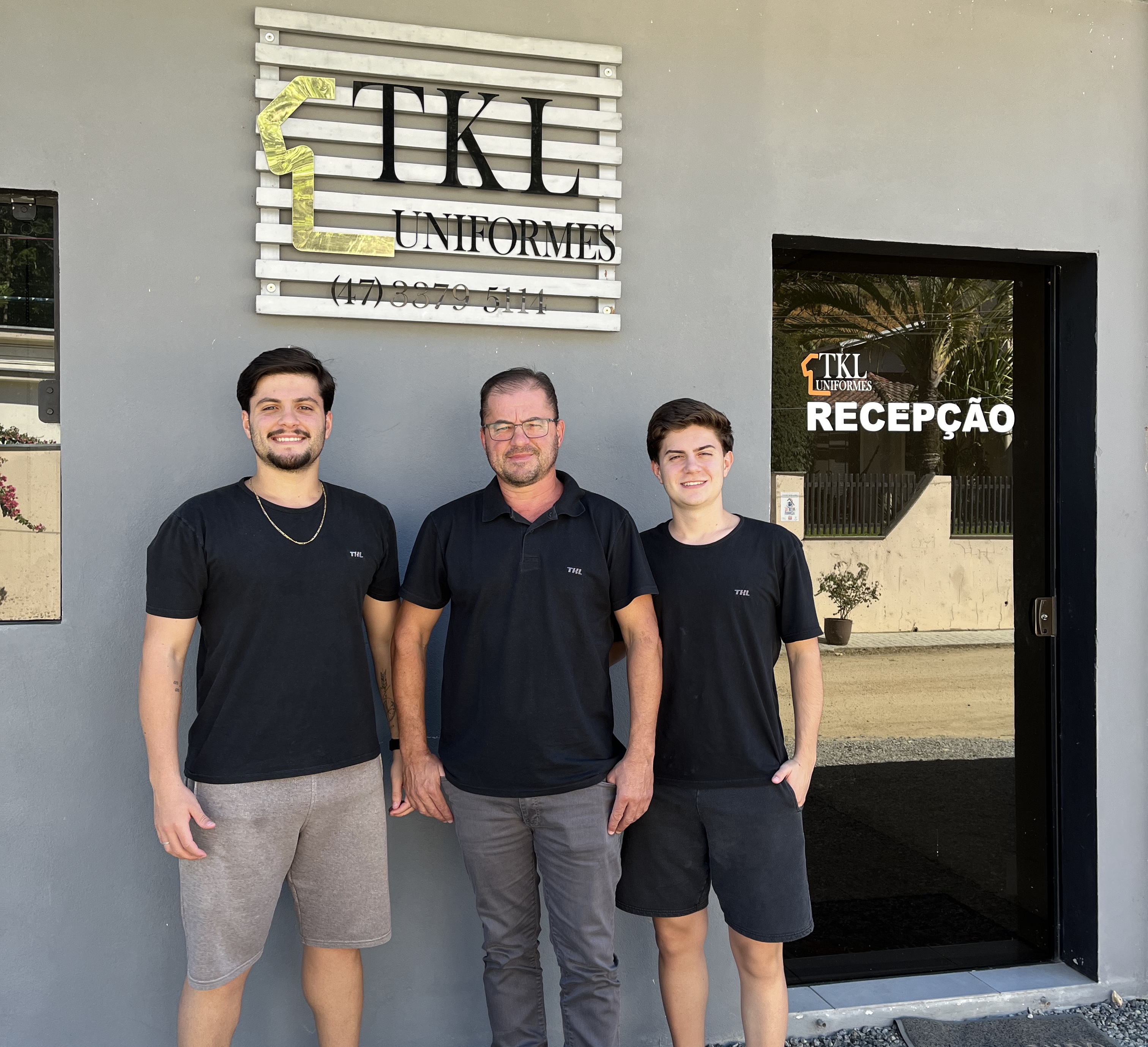 Equipe TKL Uniformes em frente à sede da empresa